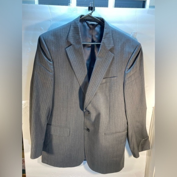 JOS A BANKS 2 PIECE SUIT GREY WITH PINSTRIPES COAT SIZE 41R PANTS SIZE 35R - Picture 1 of 7